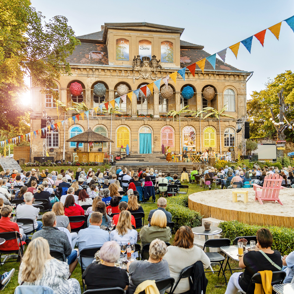 Sommer-Theater am Elbschloss Übigau – Die Comödie Dresden feiert Premiere mit den Hits von Roland Kaiser im Stück Santa Maria.